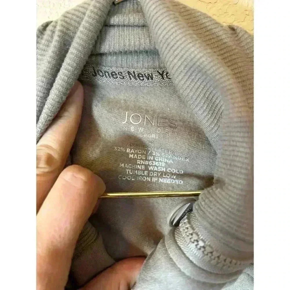 Jones New York sports sweater size medium with pockets and zippers - Picture 2 of 8